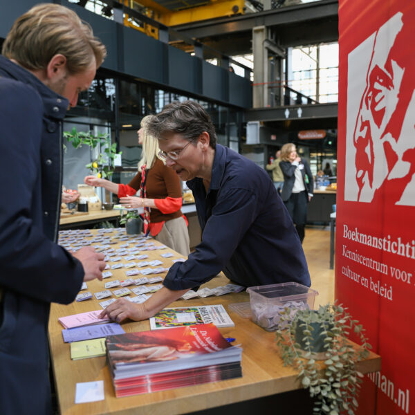 Mieke de Nooij (Boekmanstichting) helpt mensen op weg bij de Cultuurmonitor presentatie 2026.