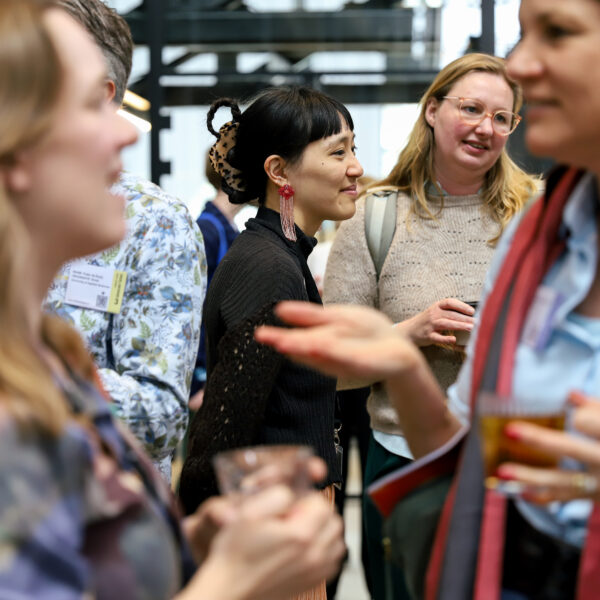 Medewerkers van de Boekmanstichting in gesprek met bezoekers bij de binnenkomst van de Cultuurmonitor presentatie 2026.