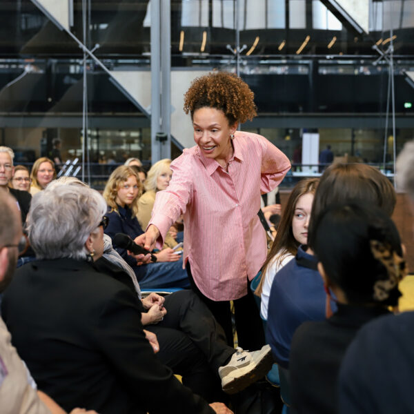 Dagvoorzitter Isabel Sheridon geeft een bezoeker het woord - Cultuurmonitor (2025) - editie 2026