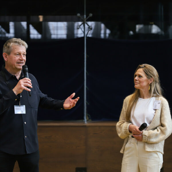 Directeuren Jan Jaap Knol (Boekmanstichting) en Mireille de Groot (Kunstloc Brabant) heten de deelnemers welkom.