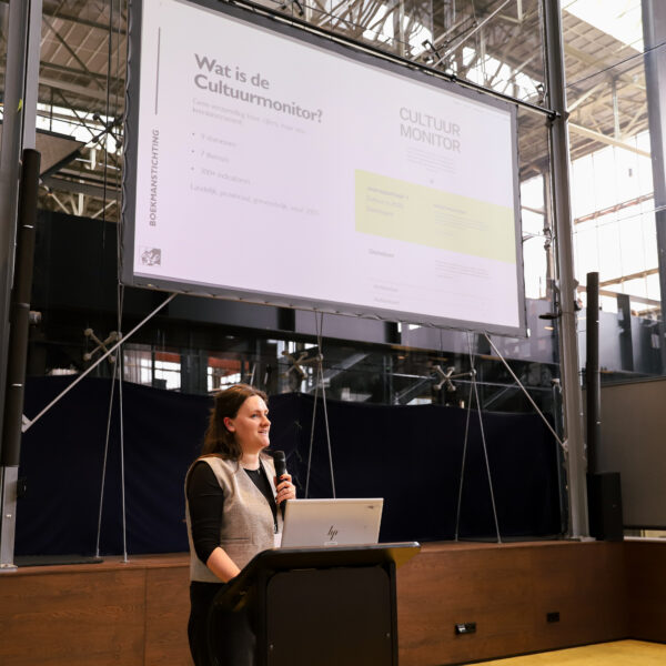 Maartje Goedhart (onderzoekscoördinator Boekmanstichting) presenteert de updates van de Cultuurmonitor (2025), editie 2026.