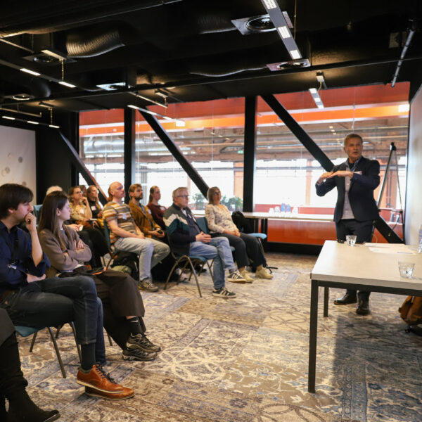 Paul Rutten presenteert de Soft Launch van de Monitor Creatieve Industrie in een deelsessie.